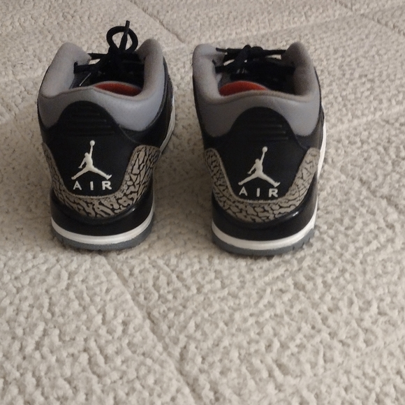 Pre owned youth Jordan 3 black cement - Picture 3 of 6